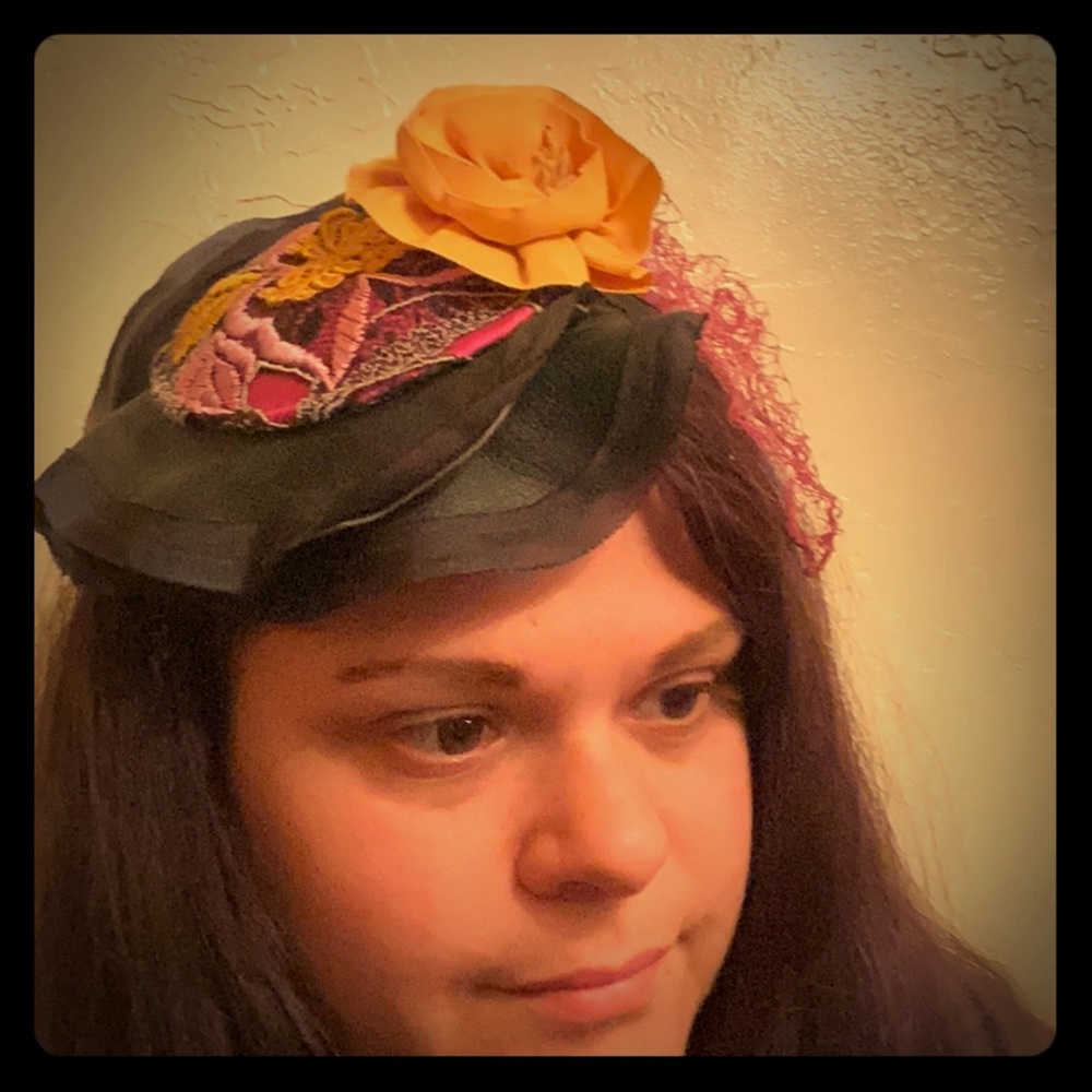 Hair accessory mini hat with yellow flower